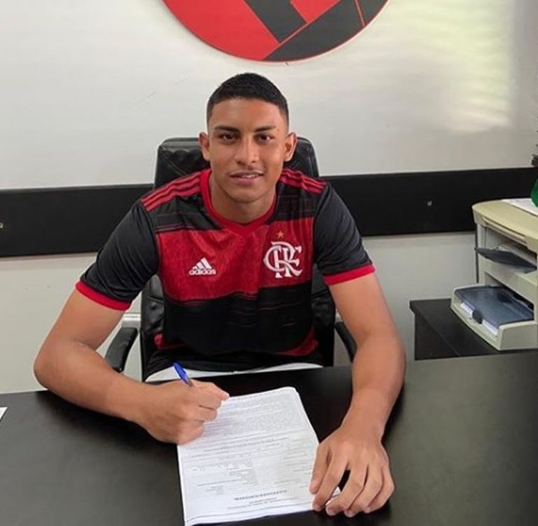 Sobrevivente do incêndio no Ninho assina contrato profissional com o Flamengo