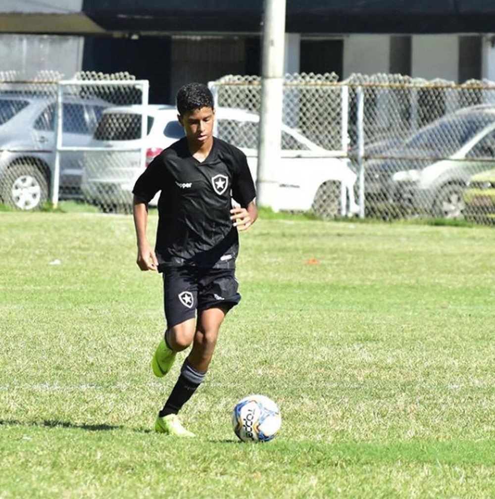 Após acusação de aliciamento, jogador deixa Athletico e retorna ao Botafogo