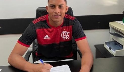 Atletas sub-17 do Flamengo assinam primeiro contrato profissional