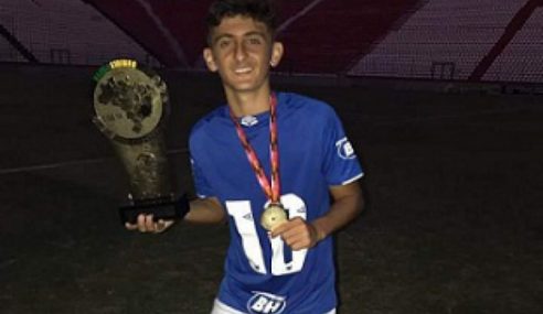 Técnico do sub-15 do Cruzeiro, Fábio Brostel elogia meia João Roberto
