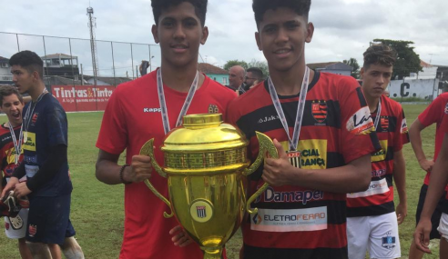 Irmãos gêmeos se destacam e buscam espaço no futebol paulista