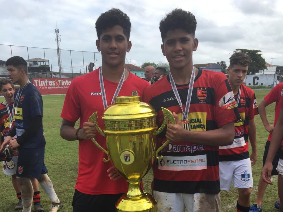 Irmãos gêmeos se destacam e buscam espaço no futebol paulista