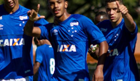 Artilheiro na base do Cruzeiro, atacante busca espaço no futebol português