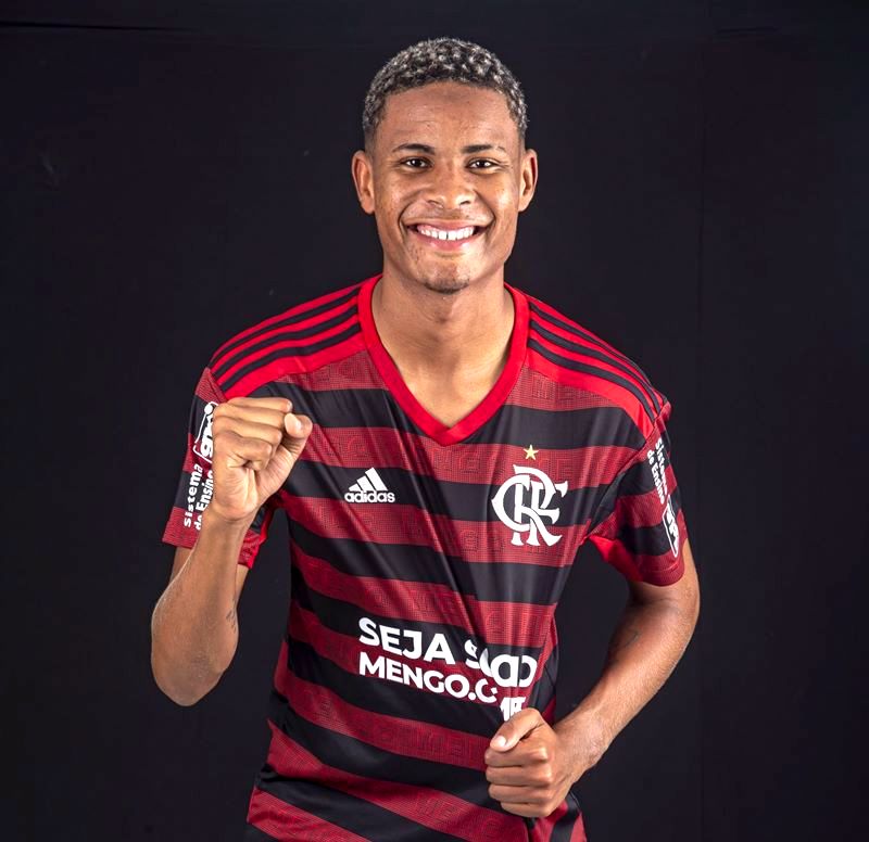 Flamengo aceita negociar lateral recém-promovido ao sub-20