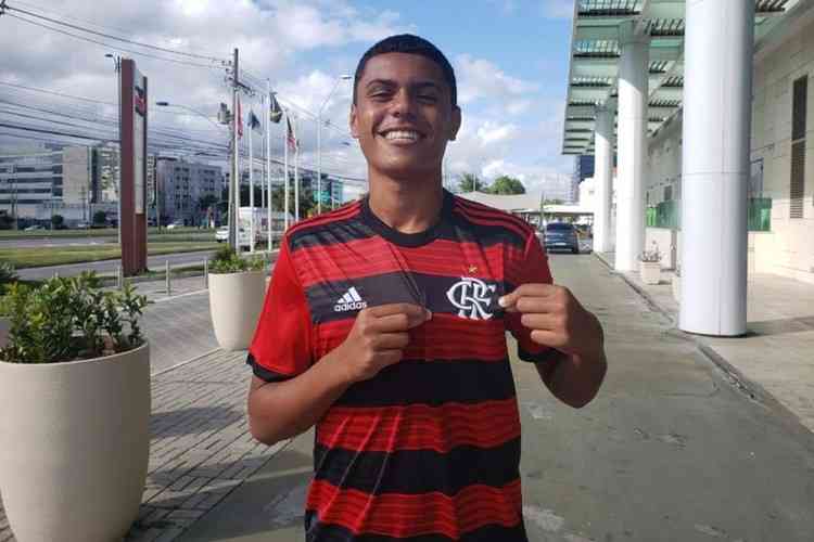 Mateusão assina primeiro contrato profissional com o Flamengo