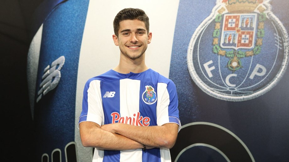 Jorge Meireles assina primeiro contrato profissional com o Porto-POR