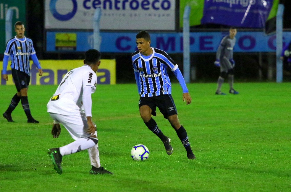 Grêmio exerce opção de compra de Diego Rosa junto ao Vitória