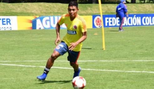 Colombiano de 19 anos é chamado para treinar entre os profissionais do Internacional