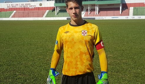 Portuguesa Santista promove goleiro de 17 anos para o profissional