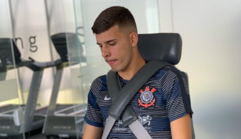 Aos 18 anos, Eduardo Tanque mostra faro de gol e pode ser opção no time principal do Corinthians