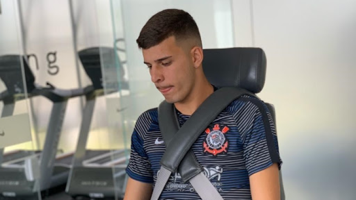 Aos 18 anos, Eduardo Tanque mostra faro de gol e pode ser opção no time principal do Corinthians