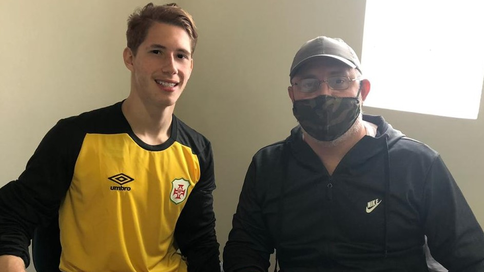 Goleiro de 17 anos assina primeiro contrato profissional com a Portuguesa Santista