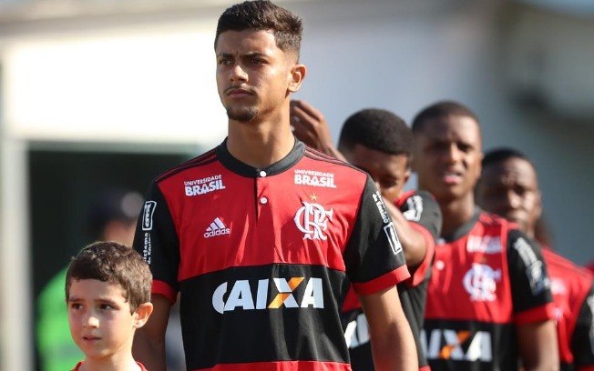 Flamengo vende lateral da base para o Al Wahda, dos Emirados Árabes