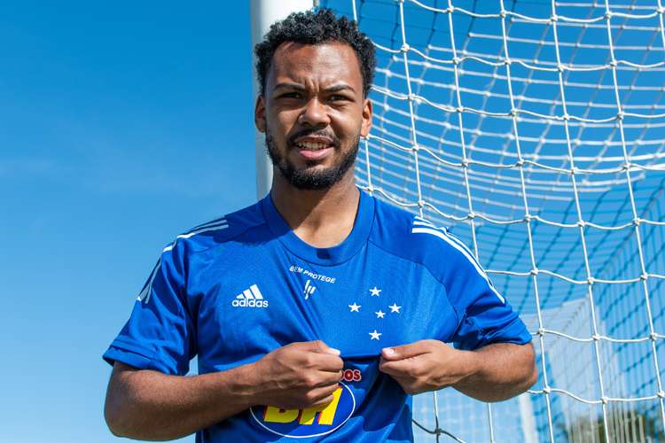 Cruzeiro oficializa contratação de Claudinho
