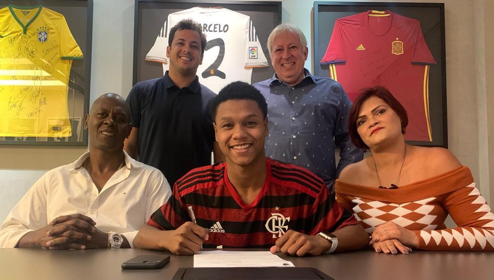 Flamengo assina primeiro contrato profissional com joia de 16 anos