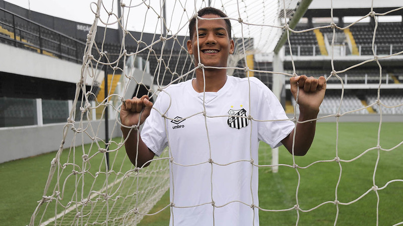 Promessa de 15 anos é convocada para treinos no sub-20 do Santos