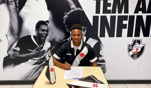 Vasco assina contrato profissional com lateral do sub-17