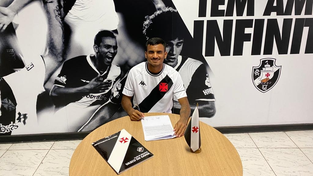 Vasco assina primeiro contrato profissional com lateral de 18 anos