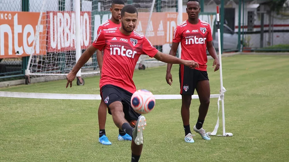 Sem acordo para renovação, Fabinho troca São Paulo pelo Athletico-PR