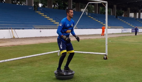 Goleiro celebra chegada de novo técnico ao São José-SP