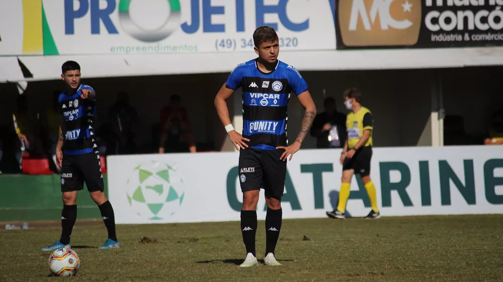 Flamengo contrata lateral-direito do Atlético Tubarão