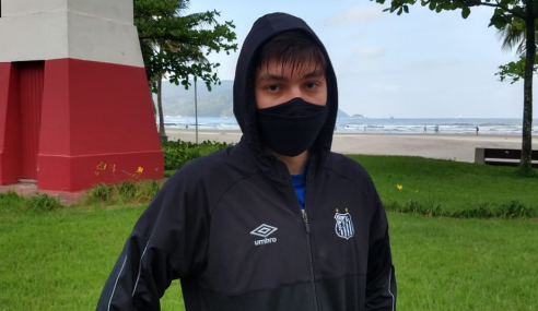 Atacante do sub-17 do Santos treina na praia visando a volta aos gramados