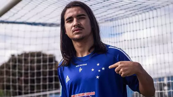 Cruzeiro prorroga contrato com atacante Riquelmo