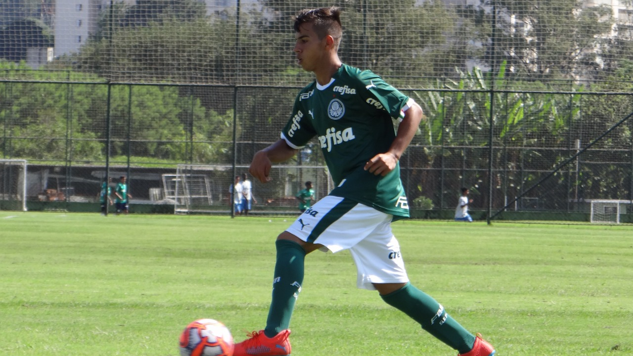 Palmeiras assina primeiro contrato profissional com meia boliviano