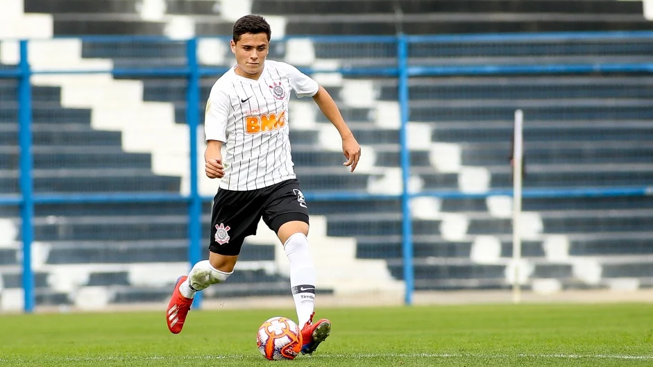 Zagueiro das seleções de base da Argentina assina contrato profissional com o Corinthians