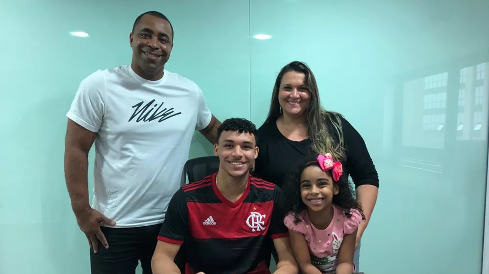 Camisa 10 do sub-17 assina primeiro contrato profissional com o Flamengo