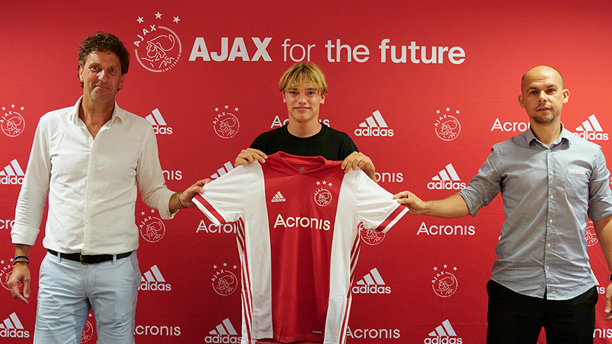Ajax-HOL acerta com Jeppe Kjær, de apenas 16 anos de idade
