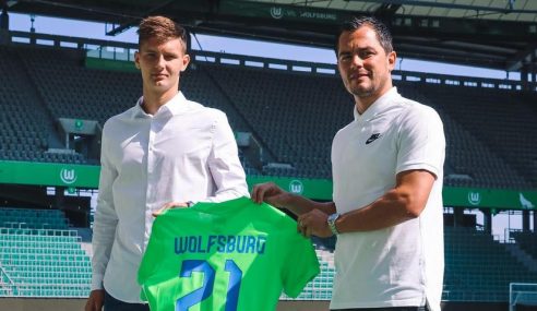 Wolfsburg contrata jovem centroavante polonês Bartosz Białek
