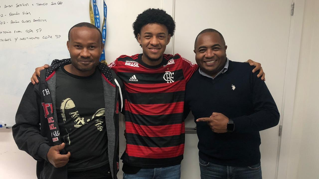 Flamengo acerta empréstimo de meia do São Caetano