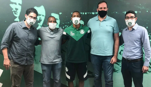 Após estrear como profissional, Danilo renova com o Palmeiras