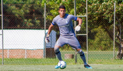 Vila Nova acerta com goleiro de 17 anos e renova com três jovens