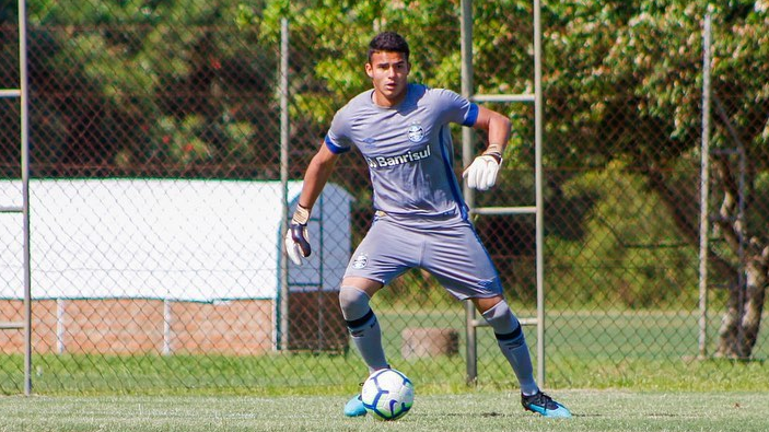 Vila Nova acerta com goleiro de 17 anos e renova com três jovens