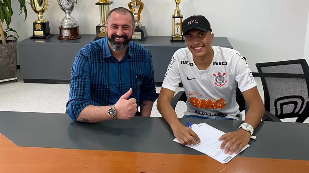 Corinthians renova contrato com dois jovens do sub-23