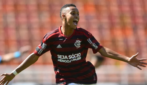 Lázaro sofre lesão e vira dúvida no Flamengo para o retorno das competições