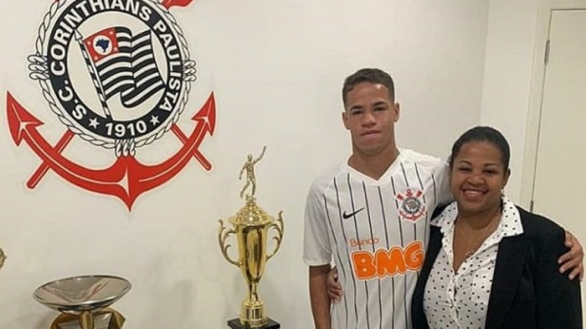 Corinthians assina contrato profissional com lateral ex-Flamengo