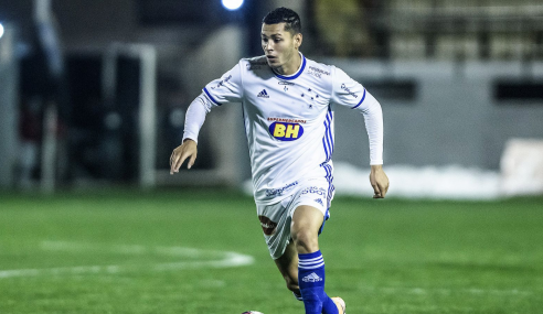 Cruzeiro renova com lateral e reintegra atacante ao time principal