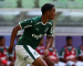 Zagueiro de 17 anos assina primeiro contrato profissional com o Palmeiras