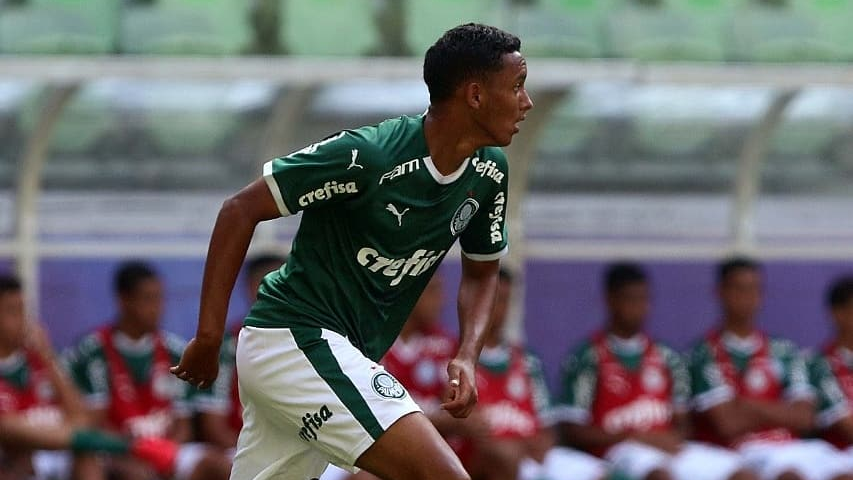 Zagueiro de 17 anos assina primeiro contrato profissional com o Palmeiras