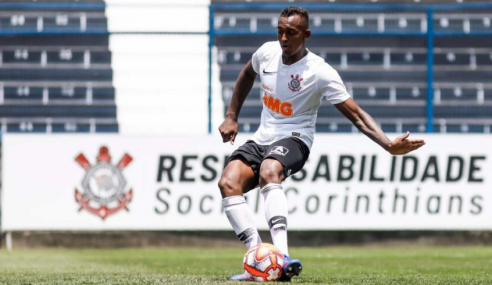 Corinthians promove zagueiro ao time profissional e encaminha renovação