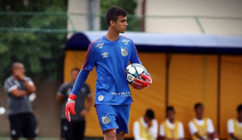 Santos promove goleiro de 15 anos ao sub-17