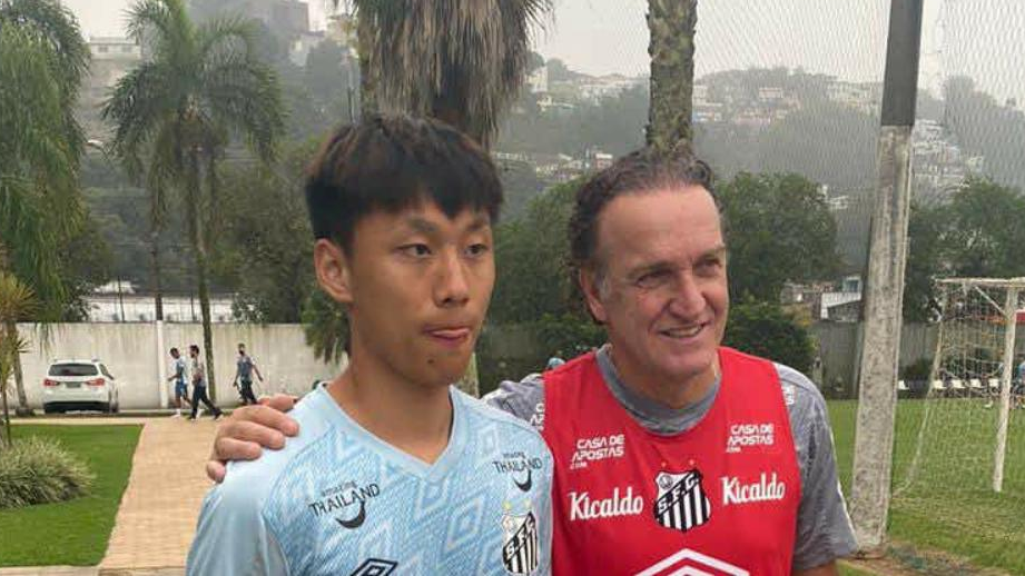 Santos contrata atacante chinês e renova com capitão do time na Copinha