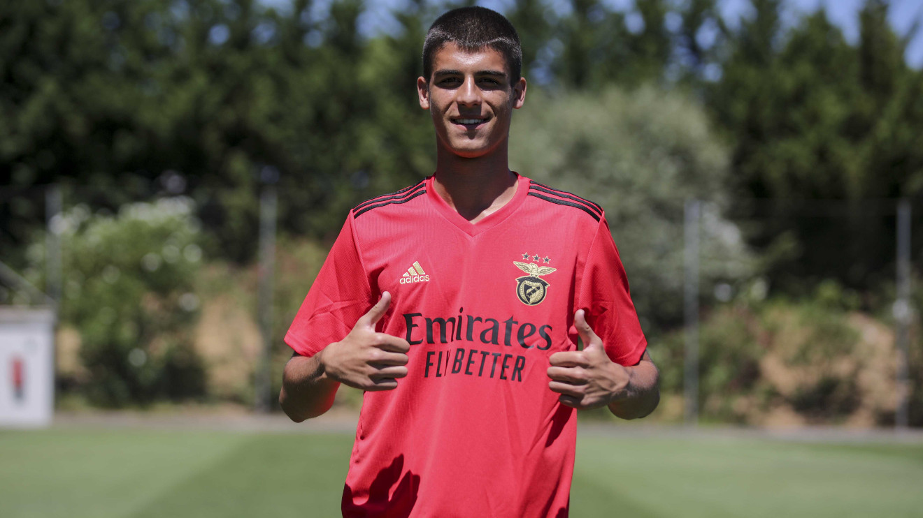 Benfica-POR contrata central búlgaro de apenas 16 anos