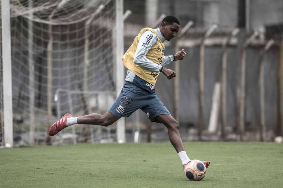 Santos contrata zagueiro do Criciúma para a equipe B