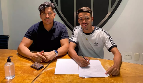Atlético-MG firma primeiro contrato profissional com duas promessas do sub-17
