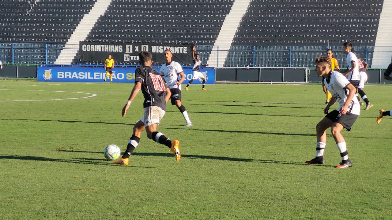 Com dois a menos, Corinthians segura o empate com o Vasco pelo Brasileirão sub-17