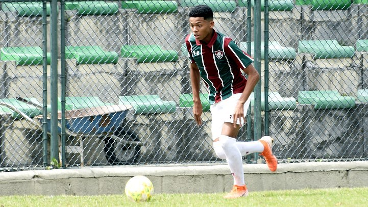 Volante de 16 anos assina primeiro contrato profissional com o Fluminense